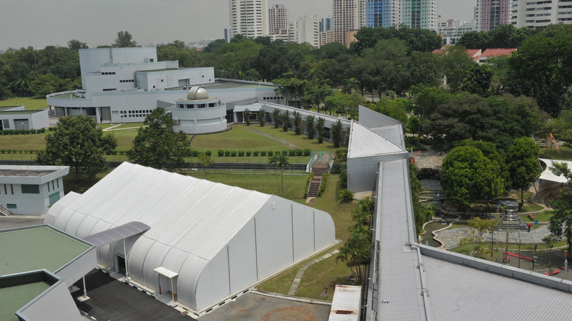 tsc_opt-images_mega-structures_singapore-science-center-marquee-1920x1080-03-min